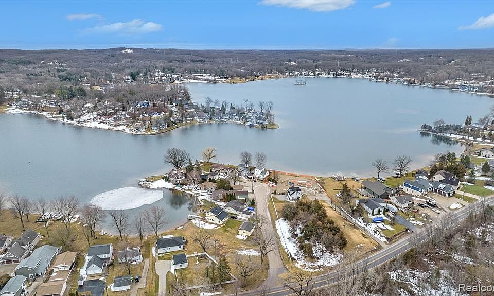 10576 Runyan Lake Ct, Fenton, MI 48430 MLS 20230020540 Zillow