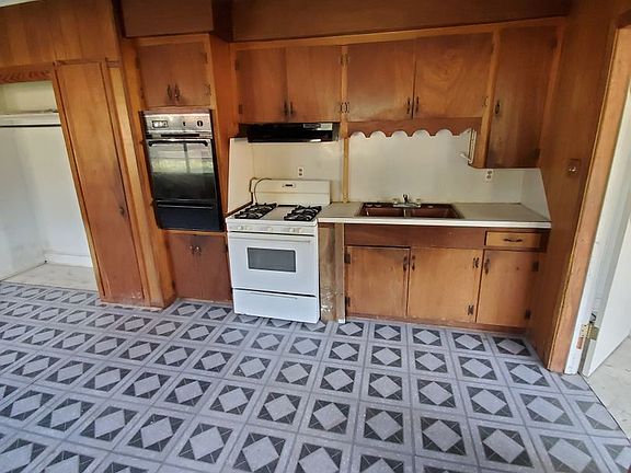 5th image of 327 Yarborough St