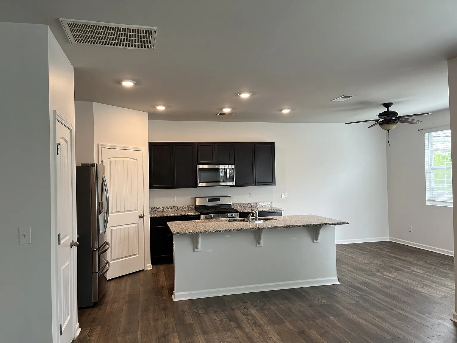 3 bed, 2.5 bath, 1800 sqft, $2,100 — Photo 2