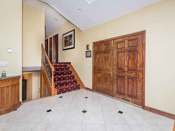 3rd image of 18 Maplewood Ln