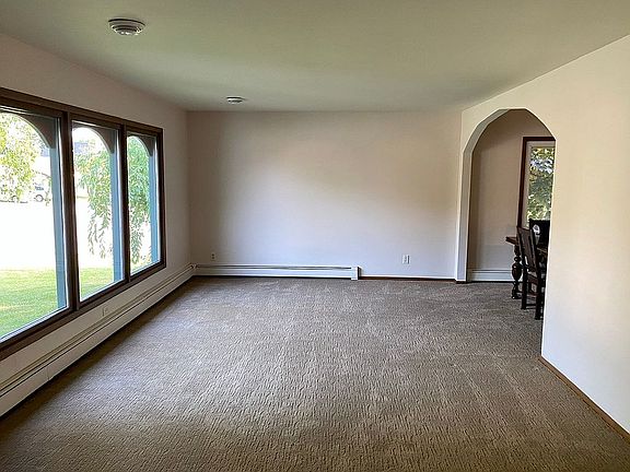 Living room 19’5”x12’9”