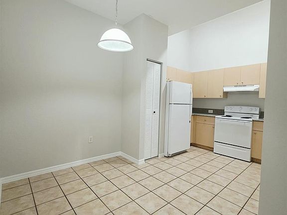 5th image of 260 Crestwood Cir #12