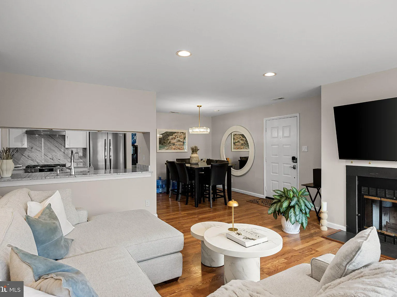 2 bed, 2.0 bath, 1032 sqft, $2,700 — Photo 4