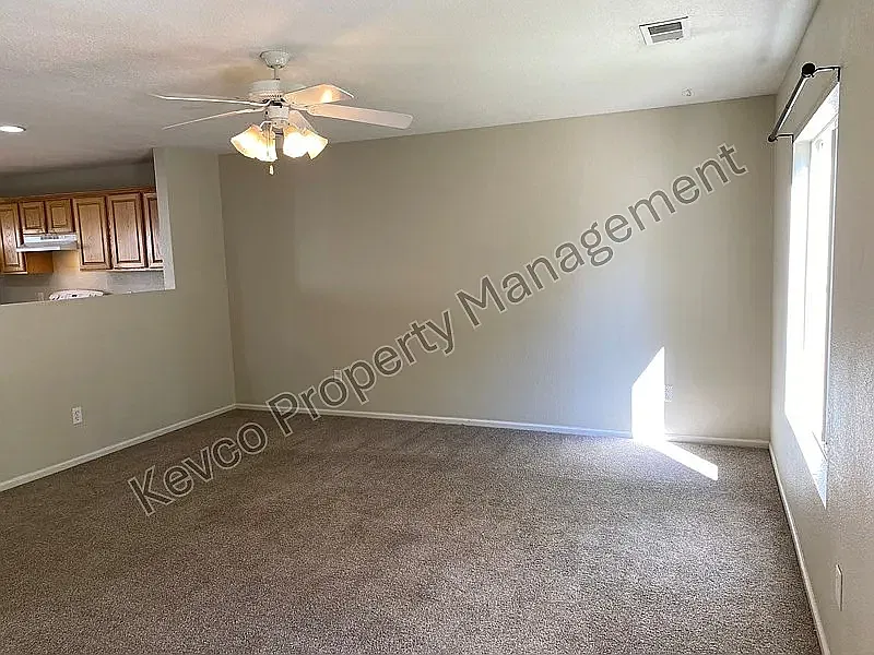 4 bed, 2.5 bath, 1366 sqft, $2,400 — Photo 4