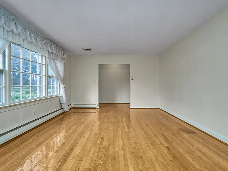 4376 Lynnville Cres — Photo 14