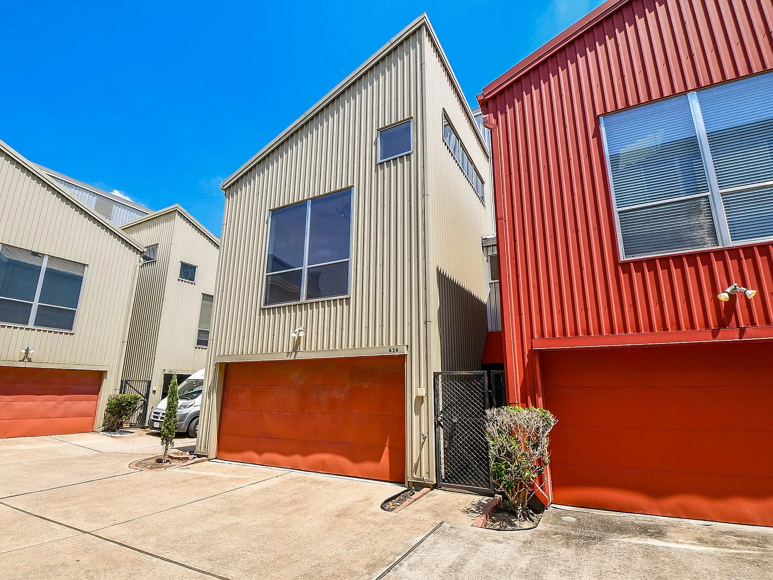 2 bed, 2.0 bath, 2136 sqft, $2,500 — Photo 1