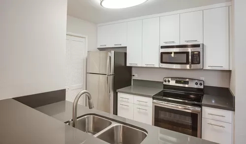 Renovated kitchens with premium finishes are available for upgrade. Ask the leasing team for more details. - Villas of Pasadena