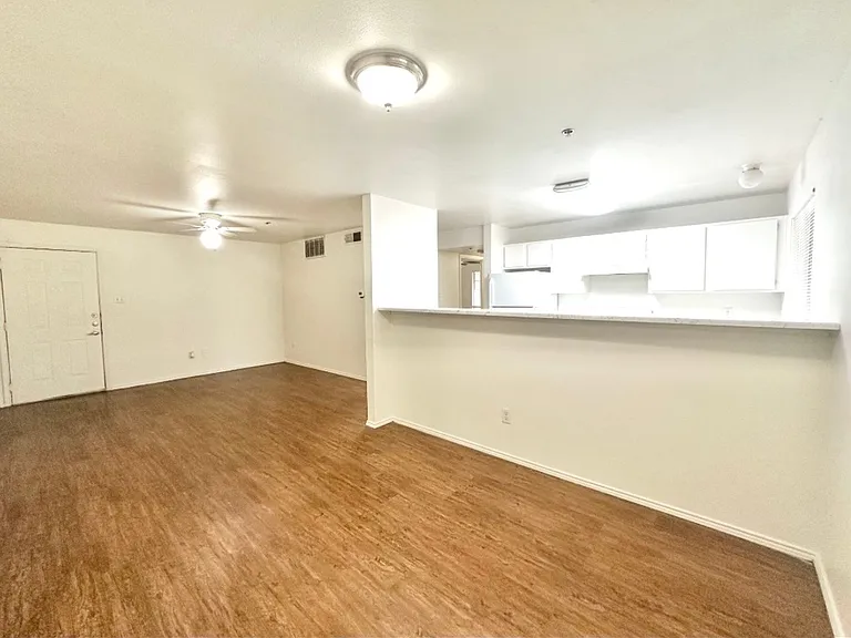 2520 W Prairie St — Photo 8