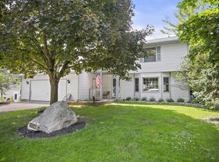 5007 Maplehill Dr, McHenry, IL 60050