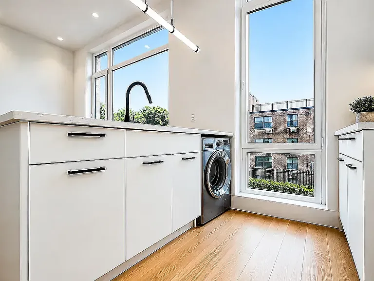 576 Grand St #2B — Photo 3