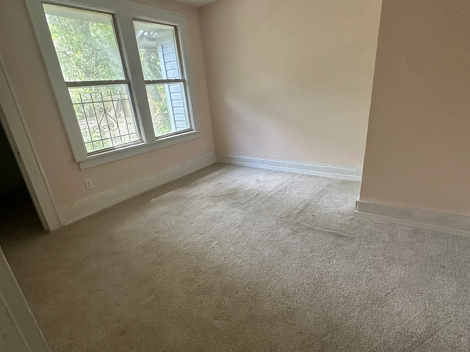 526 Long Branch Blvd — Photo 2