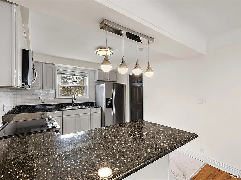 2046 Yorkshire Rd — Photo 7