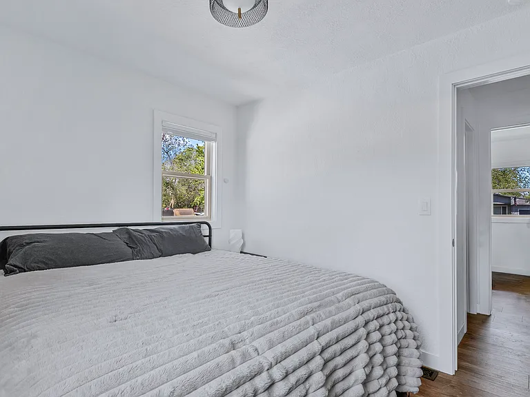 1309 W Melrose St — Photo 20