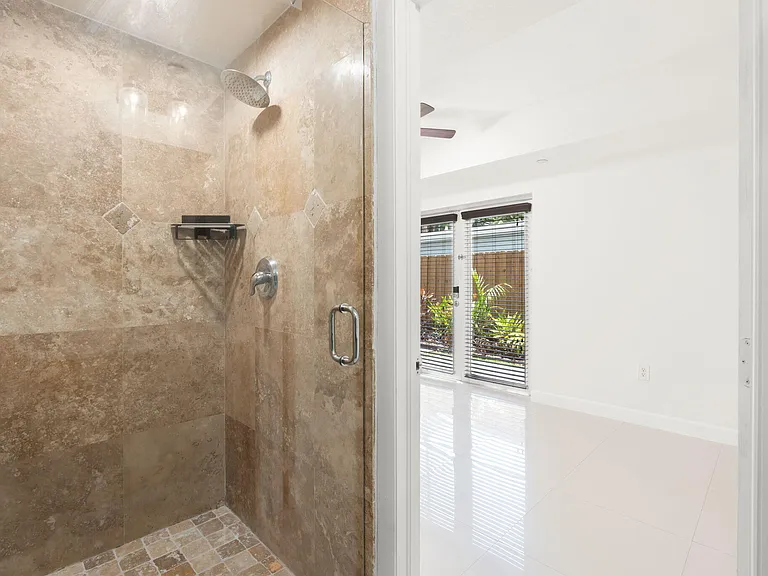 622 NE 10th Ave — Photo 19