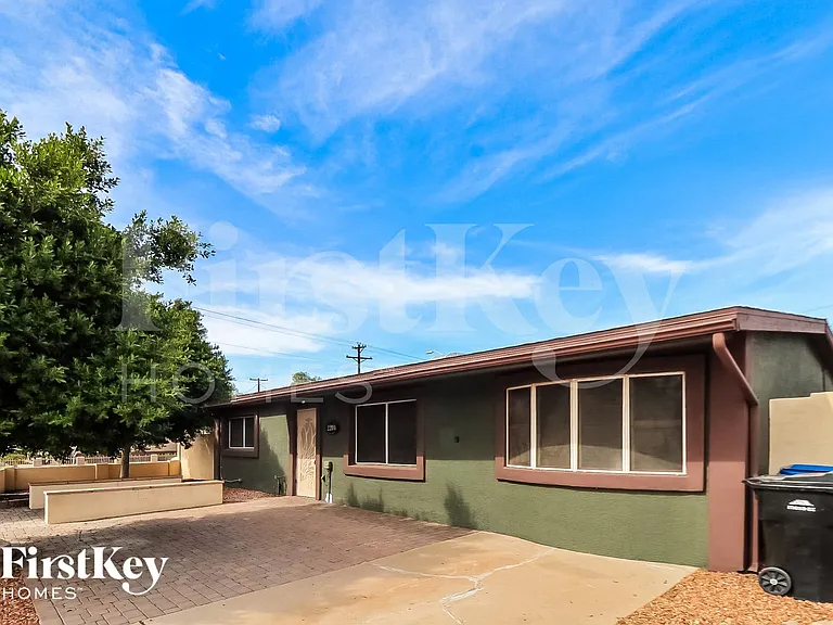 2206 E Arbor Cir — Photo 1