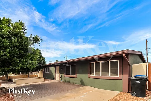 2206 E Arbor Cir Photo 1