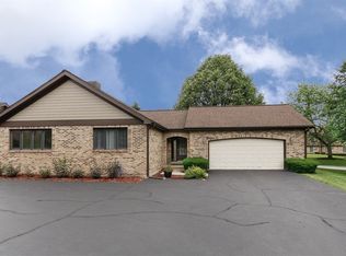 1900 Golf View Dr, Bartlett, IL 60103