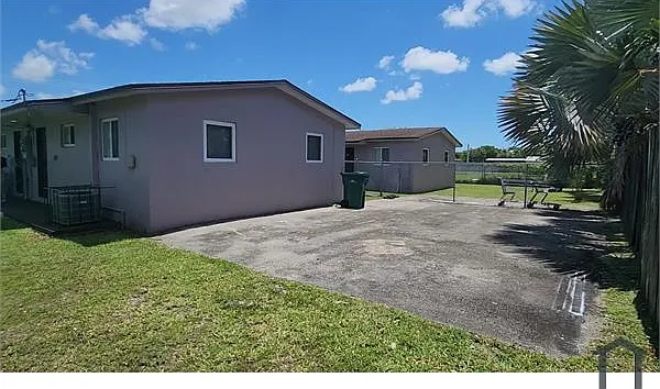 877 NW 10th St — Photo 3