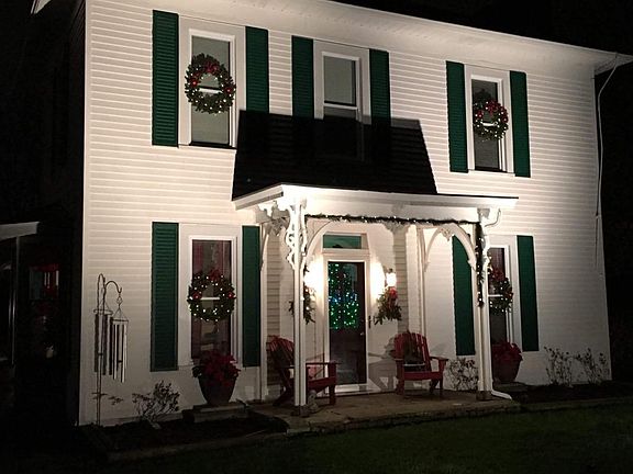 Beautifully decorated during the holidays by one of our prior tenants.