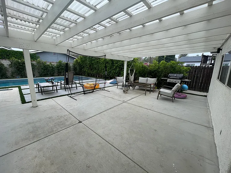 22620 Clarendon St — Photo 15