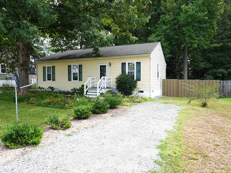 8001 Clovertree Ct — Photo 2