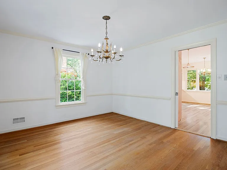 2401 Scarsborough Dr — Photo 16