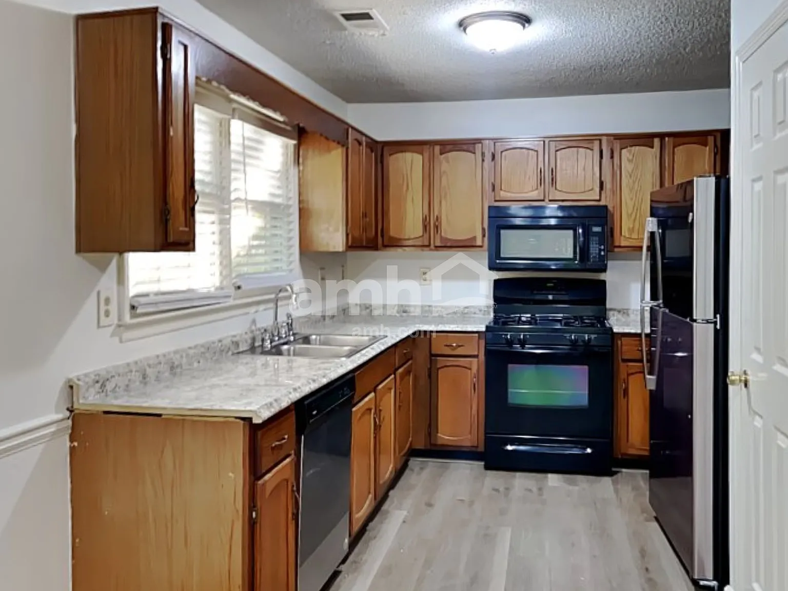 4 bed, 2.0 bath, 1780 sqft, $1,950 — Photo 3