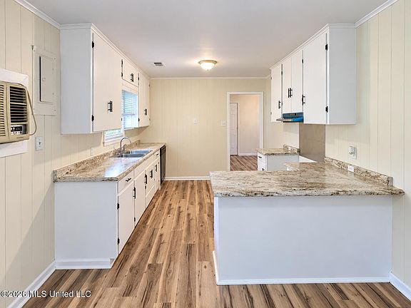 5th image of 114 Maple St