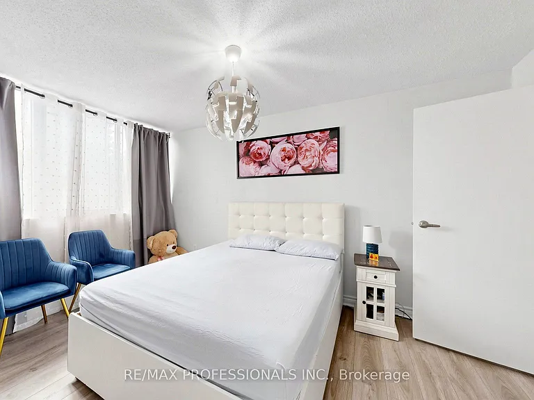 3590 Kaneff Cres #313 — Photo 19