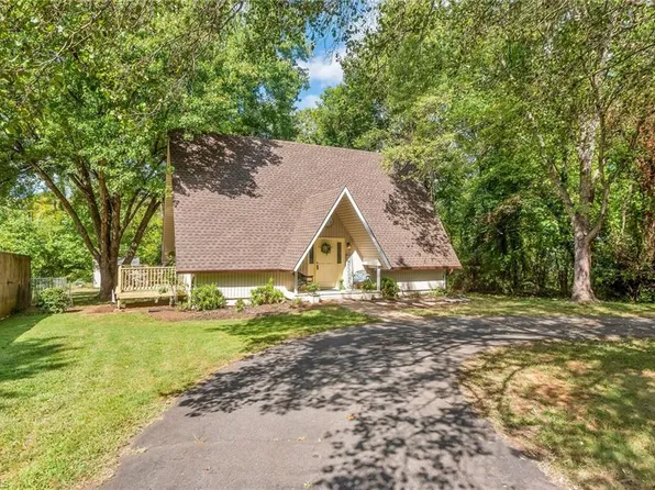 5052 Hutchins St, Winston Salem, NC 27106