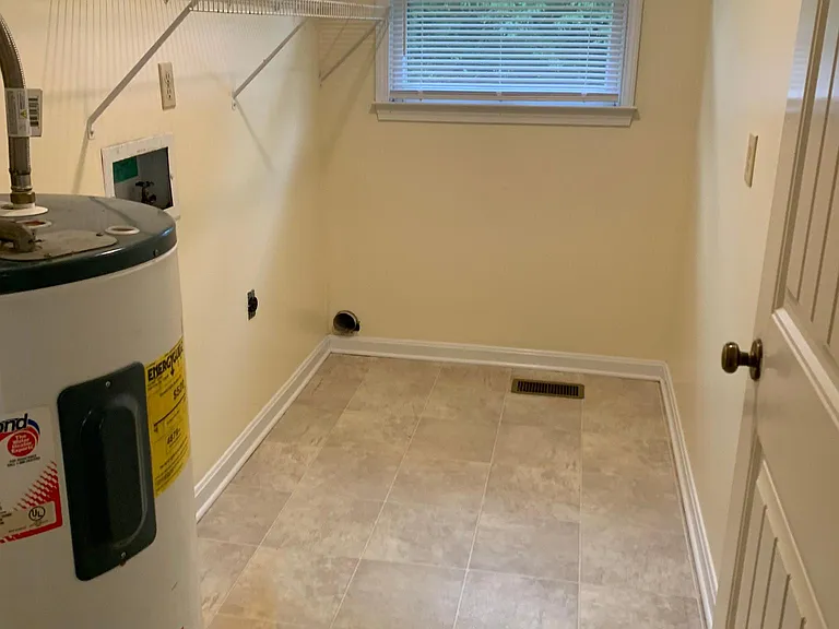 323 Hill St — Photo 10