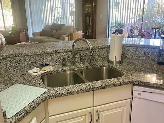 5th image of 303 Southlake Ct