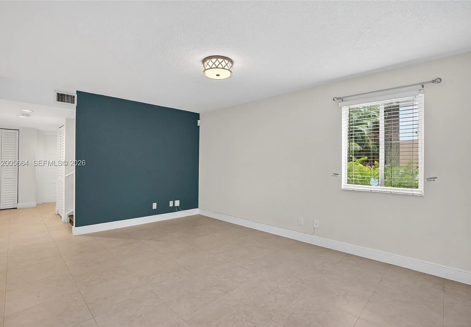Colonnades Condo — Photo 4
