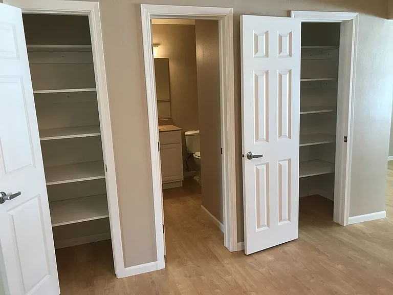 Colonial Village Apartments — Photo 8