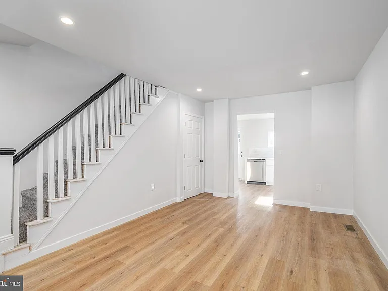 438 Dudley St — Photo 2