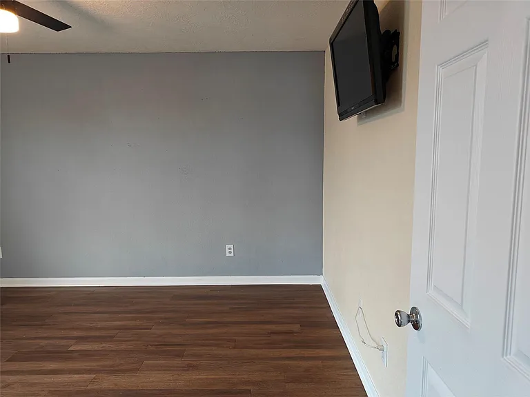 7915 Moss Springs Ct — Photo 39