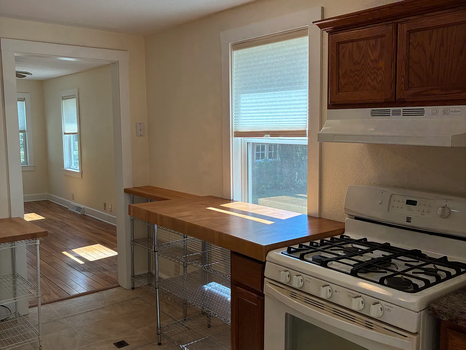 1 bed, 900 sqft, $1,500 — Photo 3