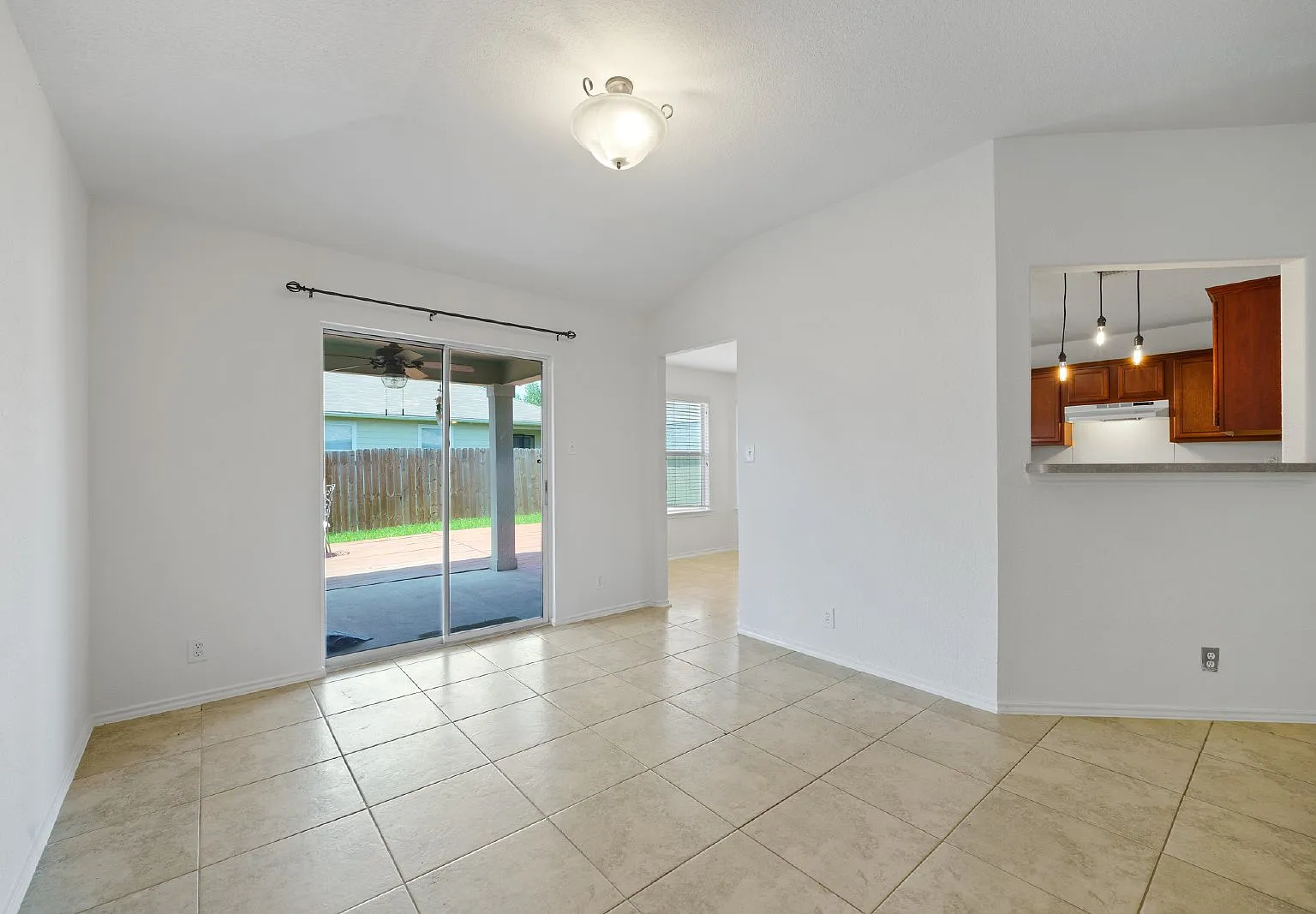 3 bed, 2.0 bath, 1549 sqft, $1,795 — Photo 2