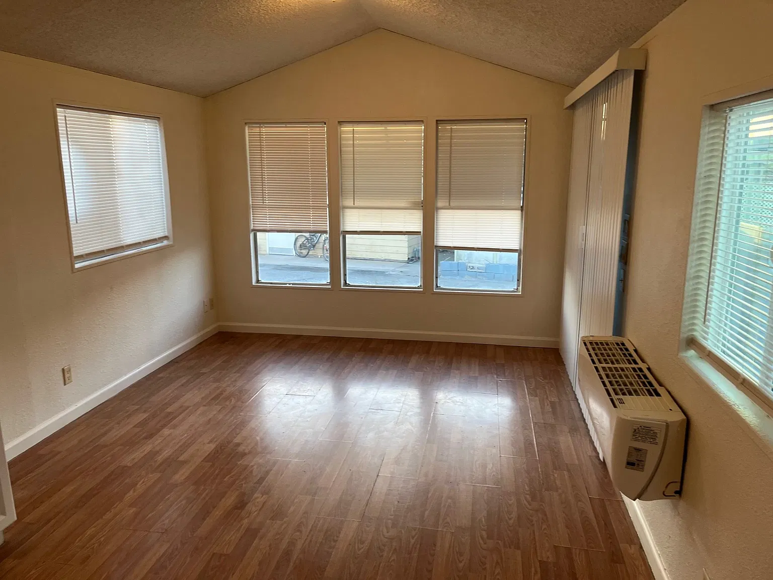 1 bed, 400 sqft, $1,200 — Photo 3