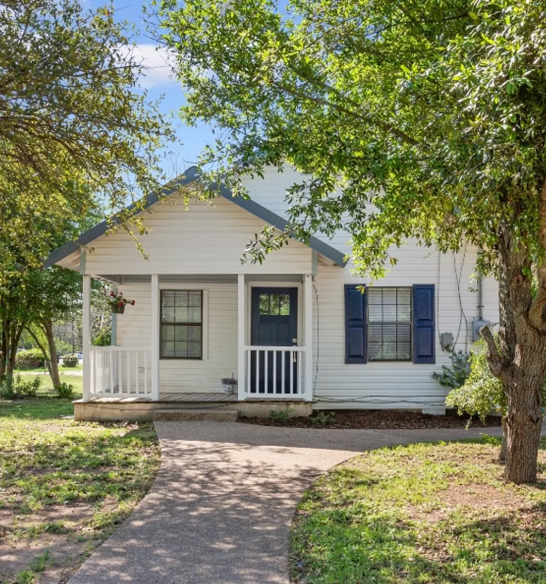 3 bed, 1182 sqft, $1,700 — Photo 1