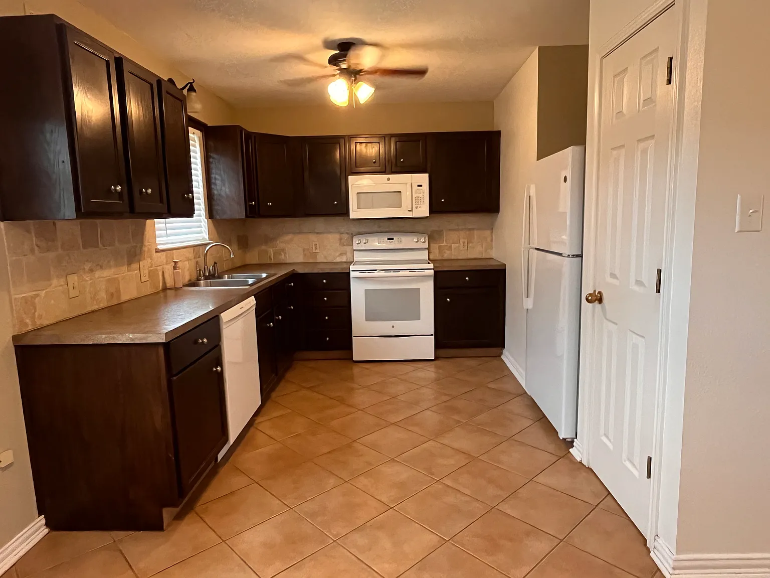 3 bed, 1.5 bath, 1116 sqft, $1,300 — Photo 4