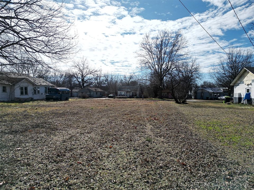 2nd image of 816 W 7th St
