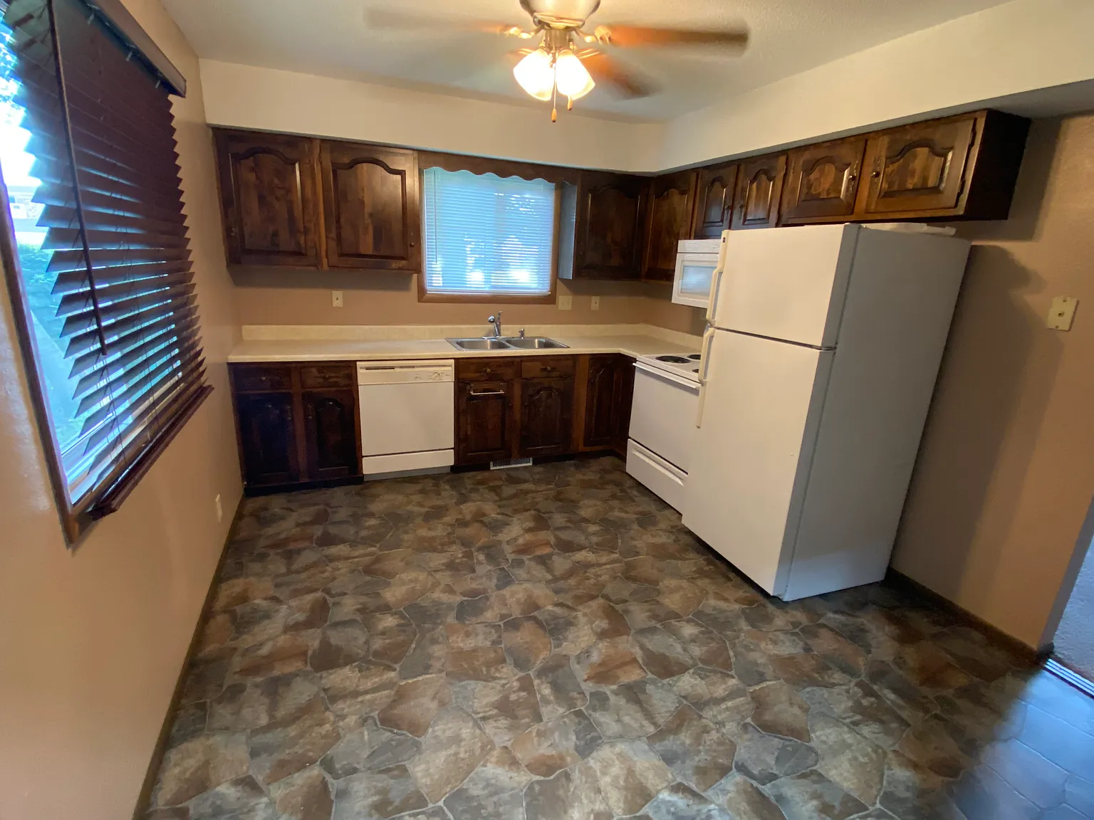 2 bed, 1044 sqft, $995 — Photo 2