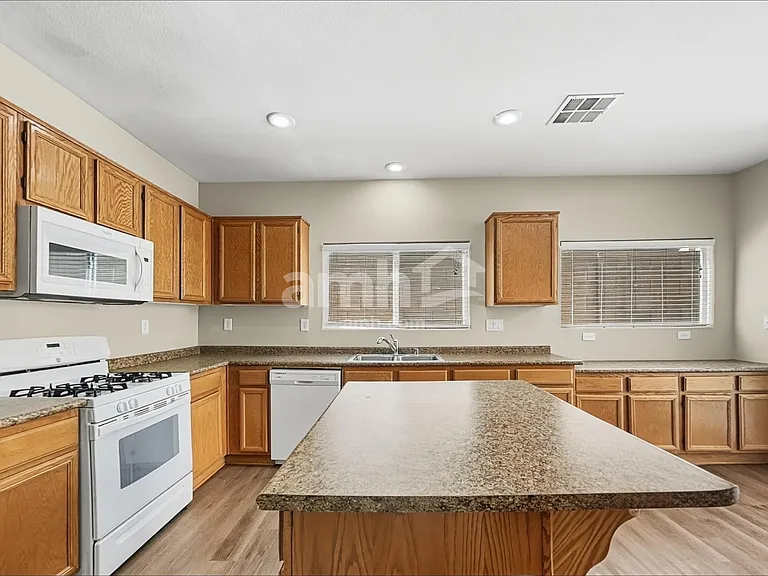 29 Belden Ave — Photo 3