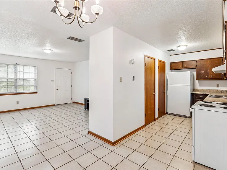 504 Farnell Ln — Photo 8