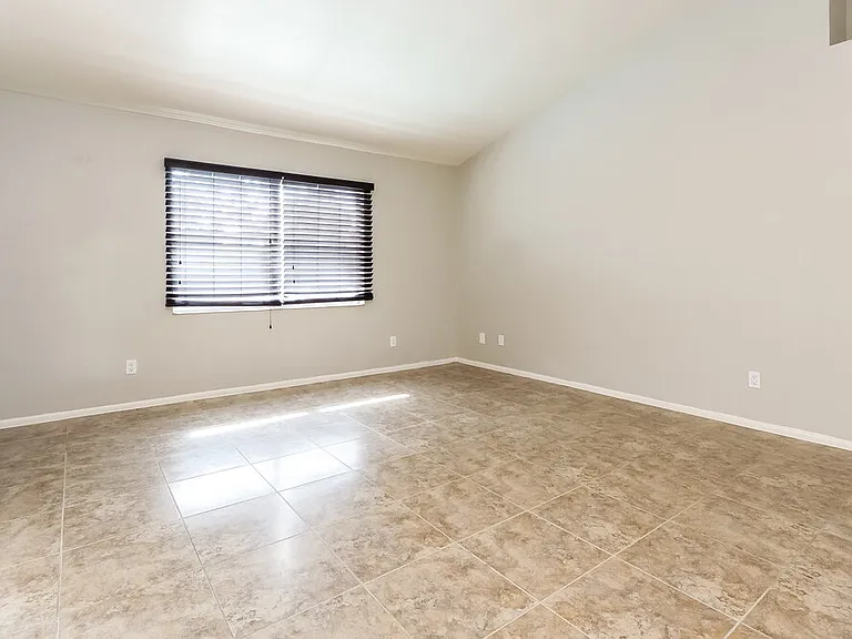 1414 NE Van Loon Ln — Photo 2