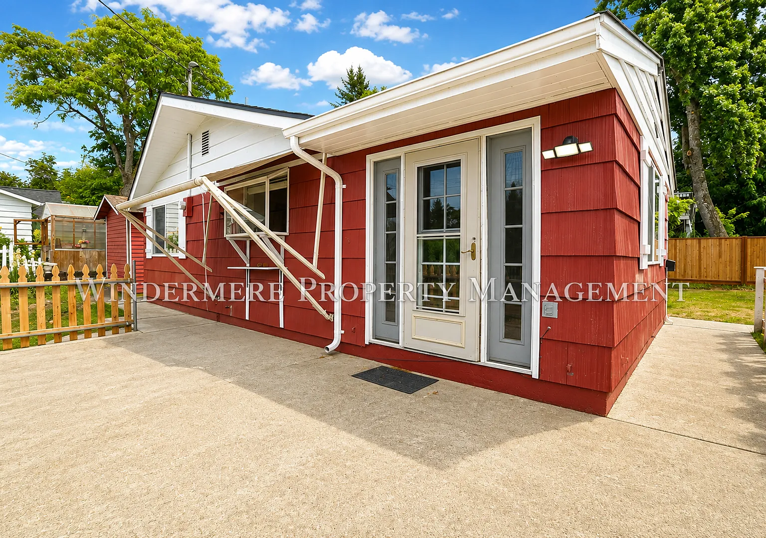 Three Bed Rambler on large fenced corner lot with patio — Photo 3