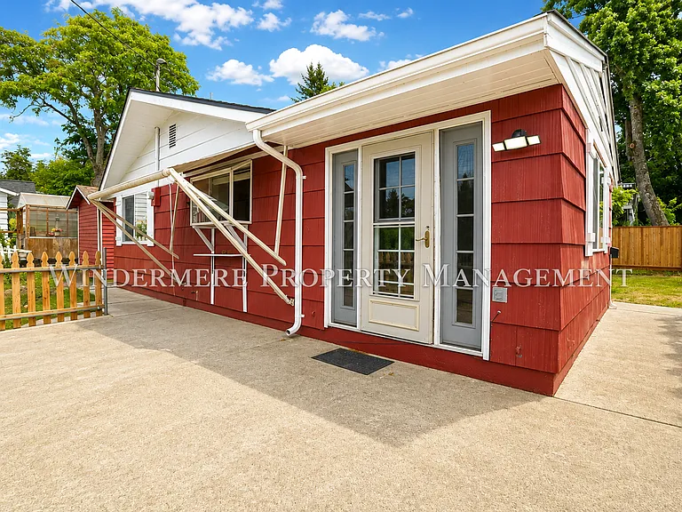 601 Hull Ave — Photo 3