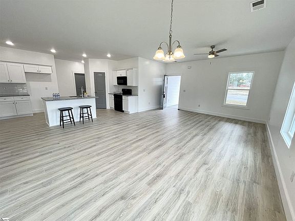 4th image of 220 Essex Dr