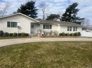 48 Violet St, Central Islip, NY 11722